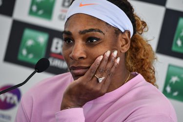 Serena Williams kan door slappe lach met bevriende journalist nauwelijks een interview doen (video)