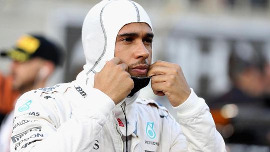 Hamilton heeft geen voorkeur voor nieuwe teamgenoot: 'Ik race wel tegen ze'