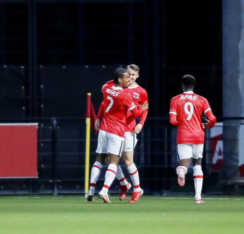 Dit is de stand in de Keuken Kampioen Divisie na 6 speelrondes: Jong AZ nog steeds koploper