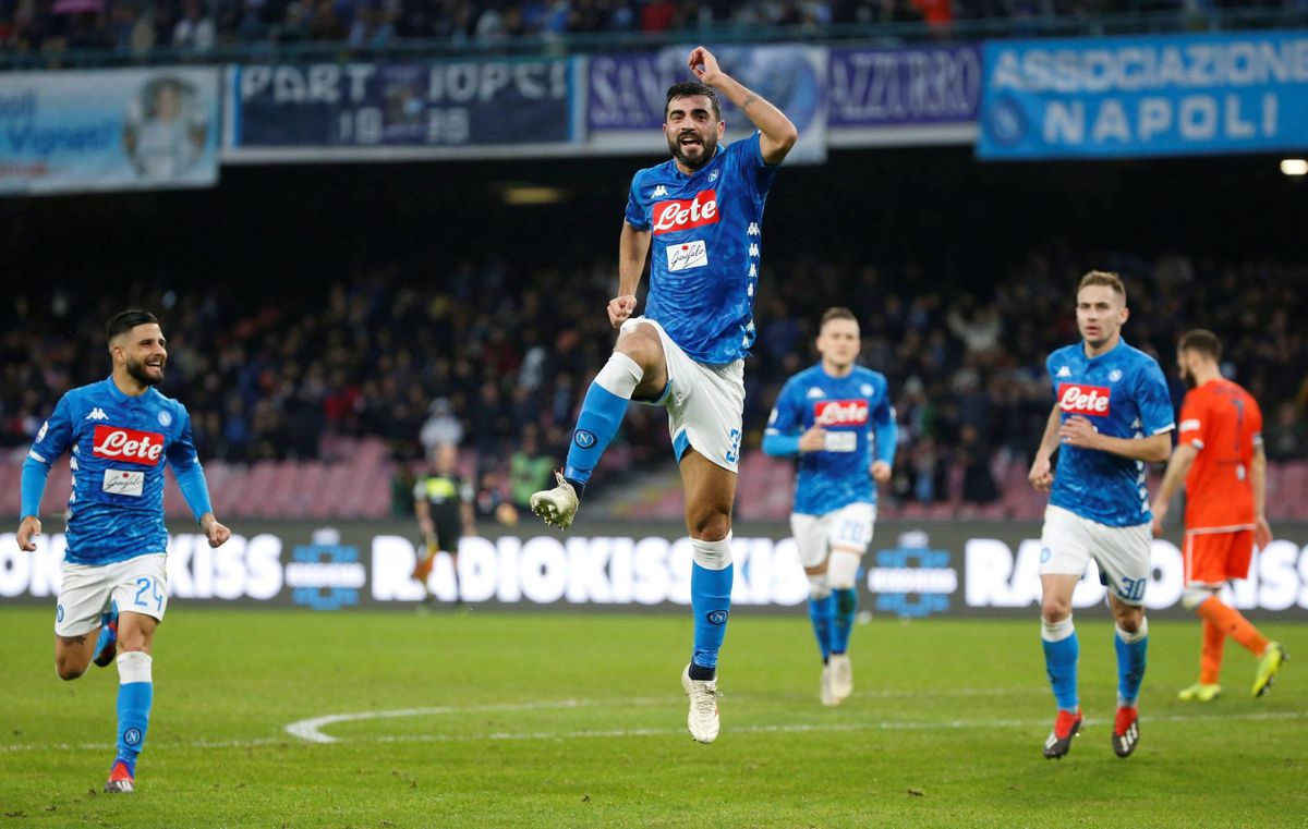 Napoli houdt druk op Juve na lastige zege op SPAL, AC Milan pijnlijk onderuit (video)