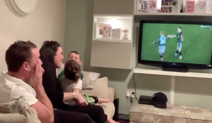 🎥 | Vader in tranen: jongen zou nooit meer kunnen voetballen, maakt toch profdebuut