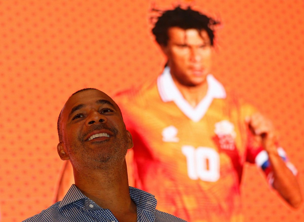 Gullit heeft een bloedhekel aan kunstgras: 'Het heeft ons voetbal kapot gemaakt'