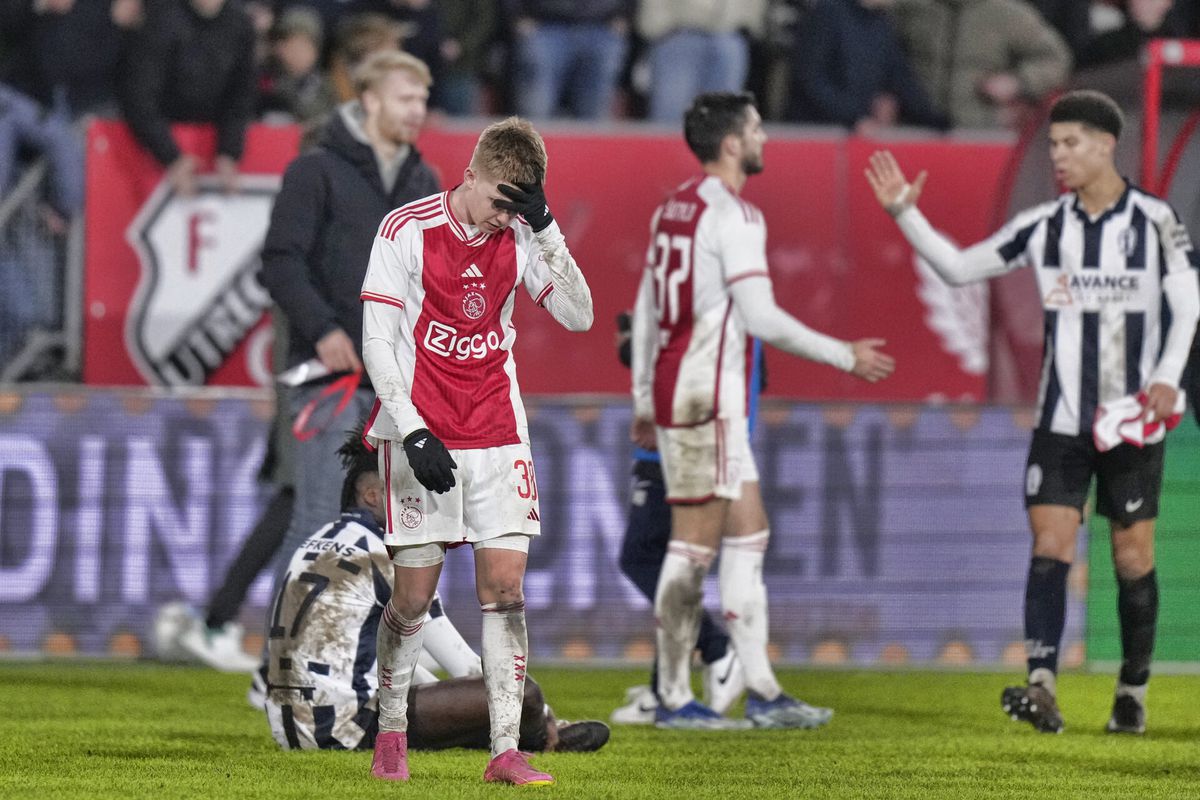 Afgang van Ajax tegen 'klein duimpje' wereldnieuws in buitenlandse media: 'Historische schande'