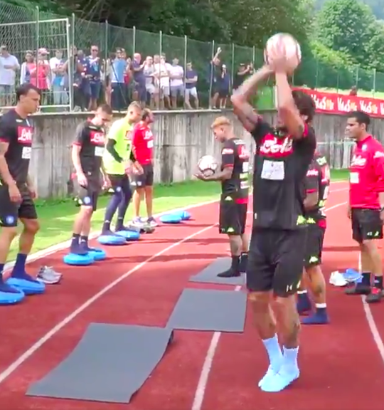 Nieuweling Napoli maakt indruk op de training met... zijn basketbal skills (video)