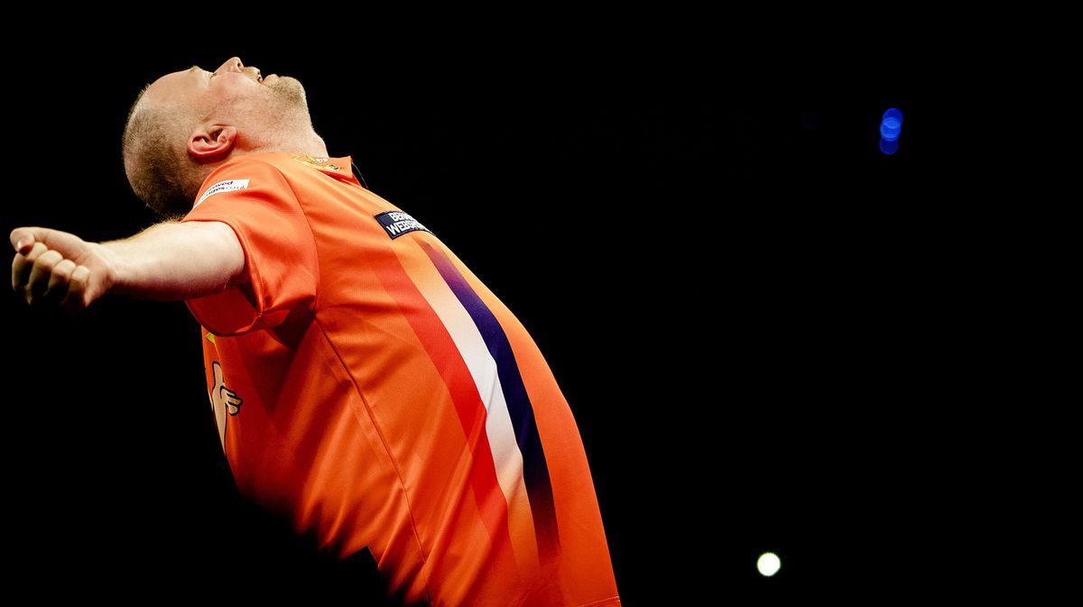 Piek Van Barneveld was te vroeg: 'Prijzengeld van Michael nu veel hoger' (video)