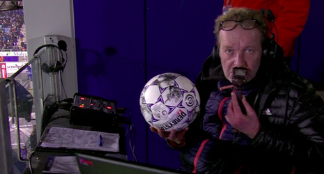 📸 | Fortuna-verdediger schiet bal naar het vak van de FOX Sports-commentator