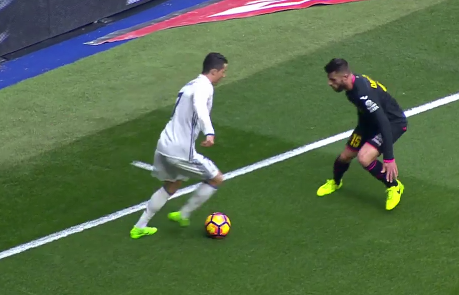 Ronaldo zet tegenstander te kijk met gruwelijke panna (video)