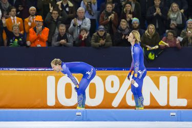 Schaatsende tweeling Mulder rijdt alweer precies dezelfde tijd in 'El Clasico' (video)