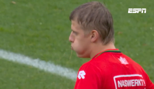 🎥 | Niet voor kijkers met een zwakke maag: NEC-spits gaat over zijn nek voor de wedstrijd