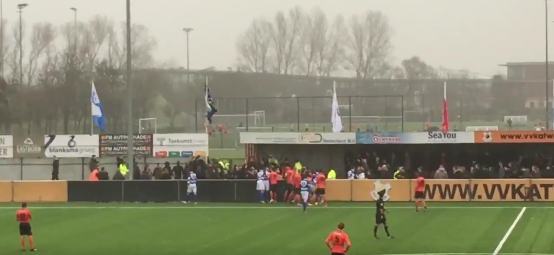 Wedstrijd Tweede Divisie gestaakt na massale vechtpartij op tribune (video)