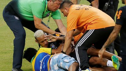 Neymar worstelt met fans die hem willen knuffelen (video)