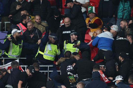 🎥 | Hongaarse hooligans krijgen klappen van Engelse politie in uitvak