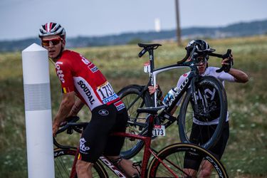 De Buyst wint sprint bergop en pakt vierde etappe in Denemarken