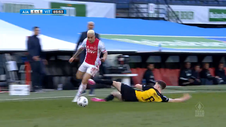 🎥 | Terecht of niet? Vitesse-verdediger Rasmussen kreeg rood van Kuipers voor deze tackle op Antony