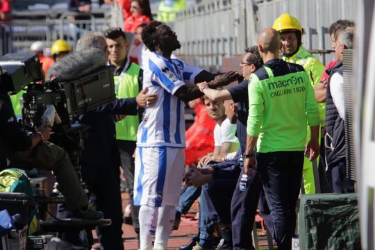 WTF! Italiaanse scheidsrechter negeert oerwoudgeluiden richting Muntari