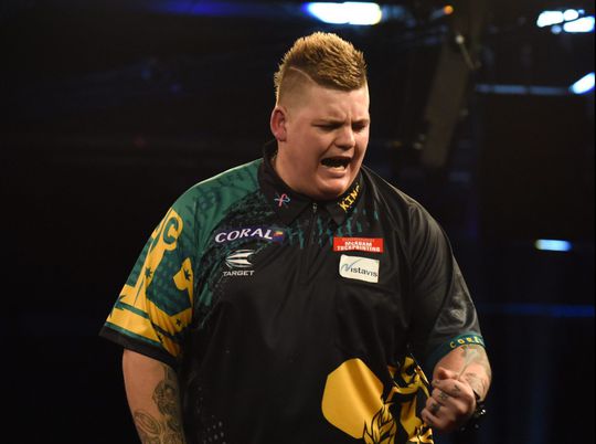 Na een jaar vol visumgezeik mag Corey Cadby eindelijk volledig darten bij de PDC