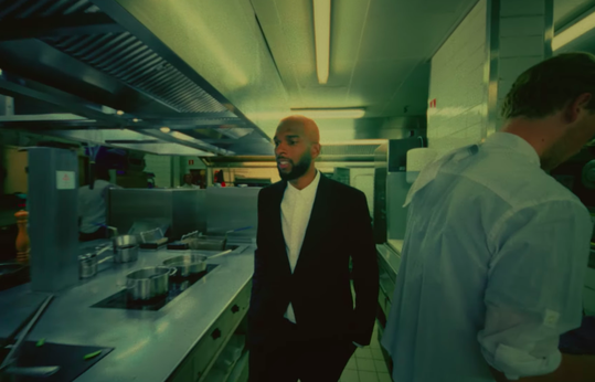 🎥 | Ryan Babel werkt na EK-flater aan rapcarrière: 'Gelukkig was ik op tijd wakker'