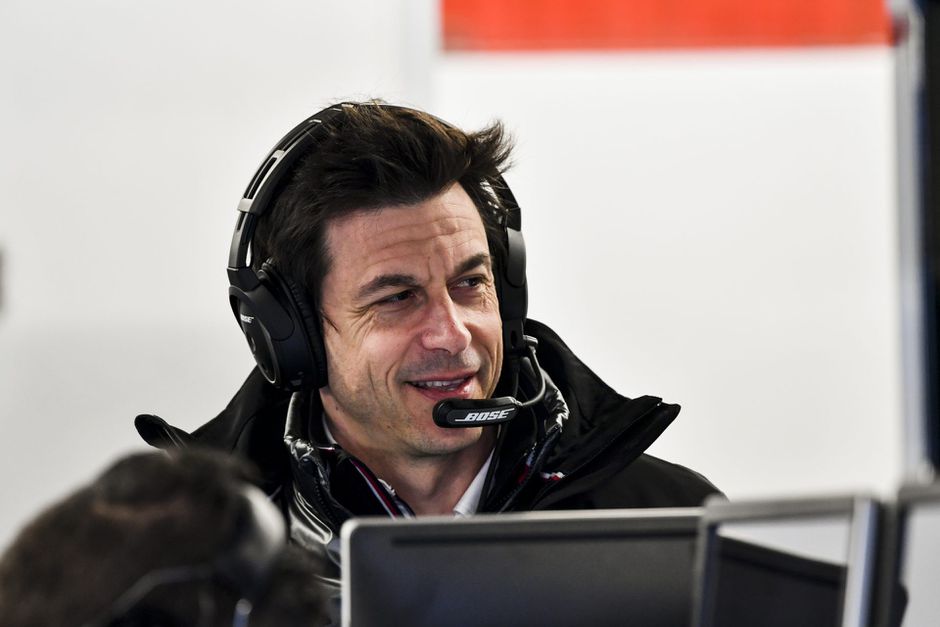 Mercedes-teambaas Toto Wolff pompt flink wat geld in Aston Martin
