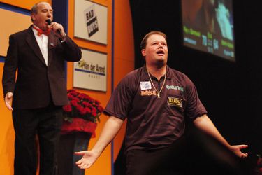 LEKKAH! Raymond van Barneveld at jarenlang frituursnacks op hotelkamer met The Feather