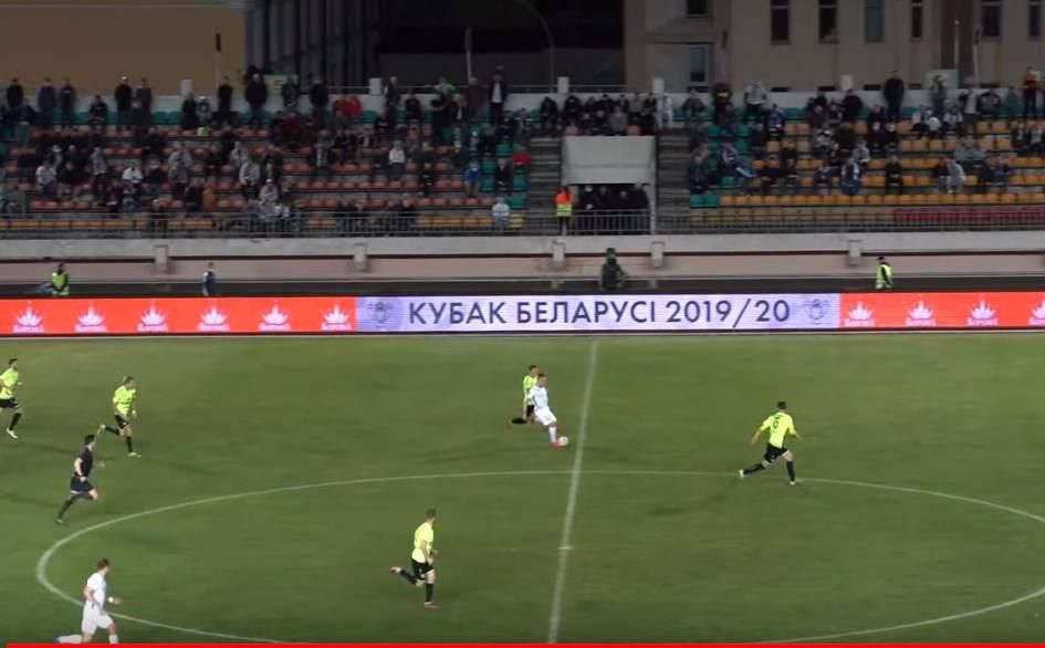 🎥 | Dynamo Brest plakt lege stadion vol met foto's van fans