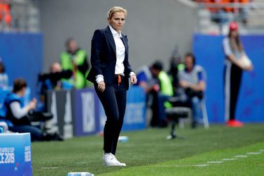 Leeuwinnen-bondscoach Wiegman krijgt als 1e vrouw beeld in KNVB-tuin