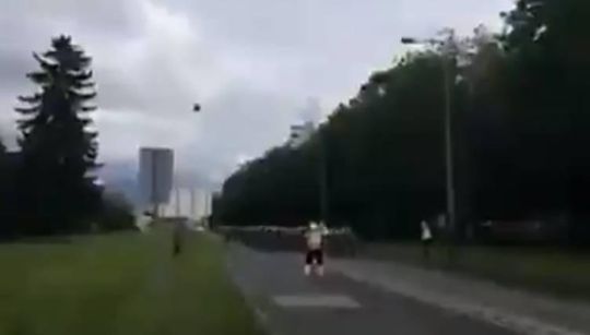 😱🎥 | Aanwijzer wordt KEIHARD aangereden door aanstormend peloton in Hongarije