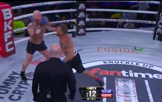 🎥 | Blote vuisten-boksveteraan Bobby Taylor beukt Ronnie Rogers tot bloedens toe neer