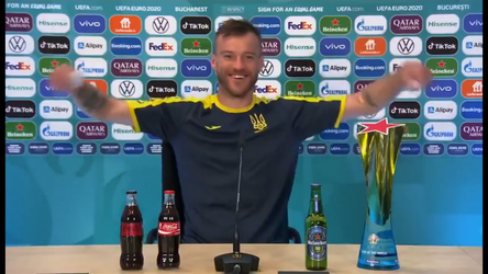 🎥😂 | Speler van Oekraïne schuift flesjes juist IN beeld: 'Contact me maar'