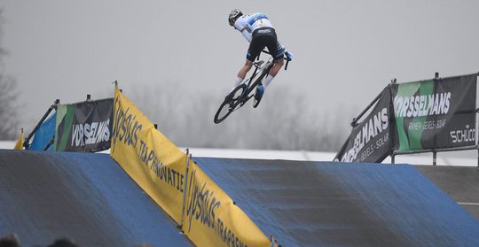 Van der Poel is niet te stoppen en maakt ook in Azencross gehakt van concurrentie