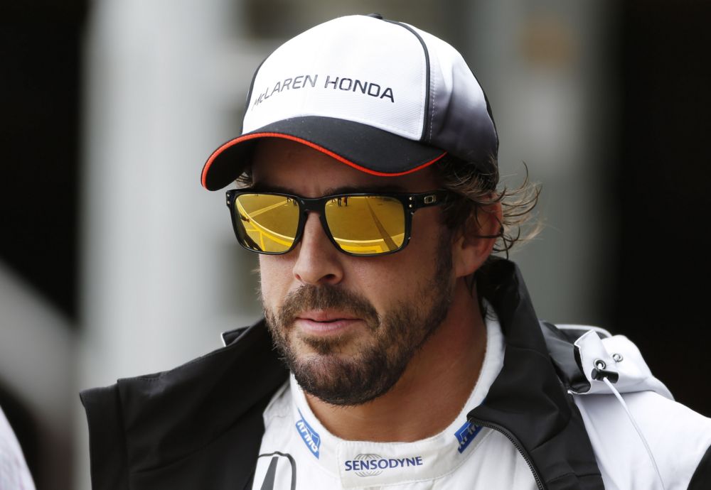 Alonso begon achteraan, maar heeft de beste start van allemaal (video)