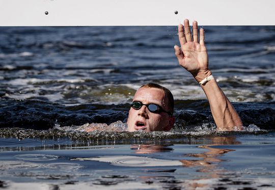 🎥 | Ferry Weertman kan zichzelf niet opvolgen als olympisch kampioen openwaterzwemmen: 7e plek