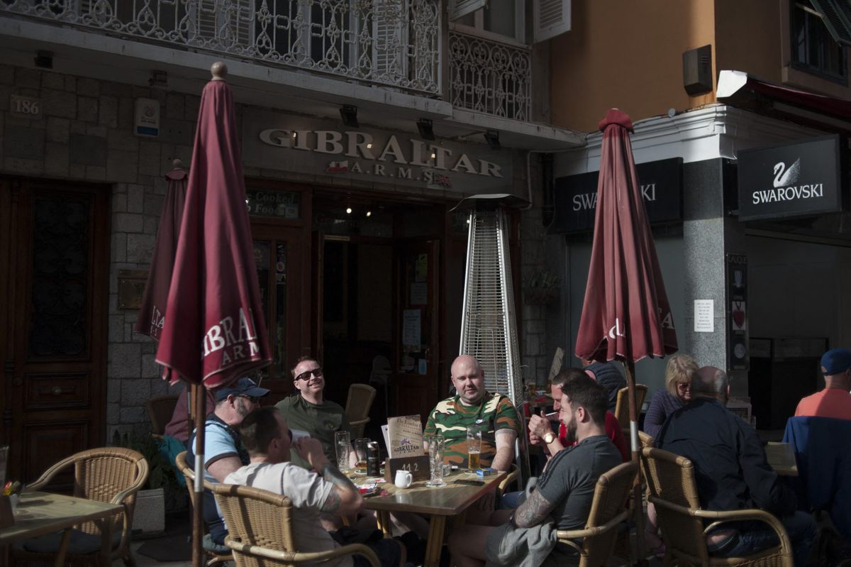 Geen avondklok, kroegen open en publiek in het stadion: Gibraltar is waar wij van dromen