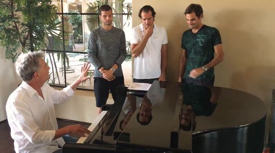 Begint Federer na zijn carrière een boyband? (video)