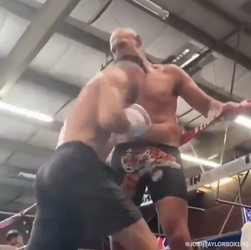🎥🤯 | 'Gypsy King' Tyson Fury laat collega-bokser hem keihard in buik slaan