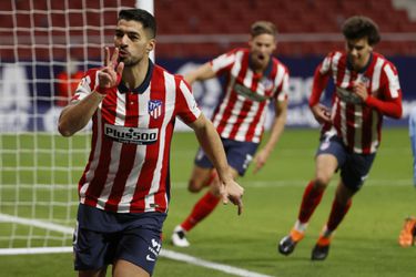 🎥 | Suarez schiet ouderwets vrije trappie binnen van meter of 25