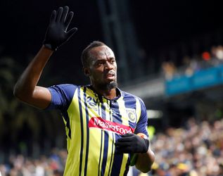 Usain Bolt scoort eerste 2 goals als voetballer en is op weg naar een hattrick (video's)