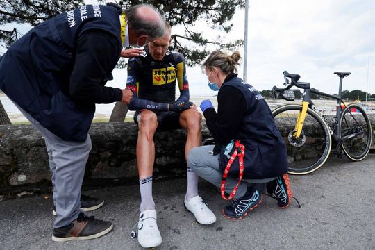Nieuwe valpartij in de Tour de France: Robert Gesink uit koers, Geraint Thomas heeft het zwaar