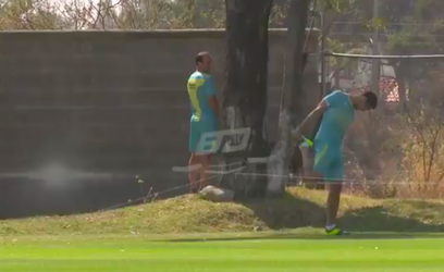 Amerikaanse voetbalheld Donovan moet alwéér zeiken op Mexicaans trainingsveld (video's)