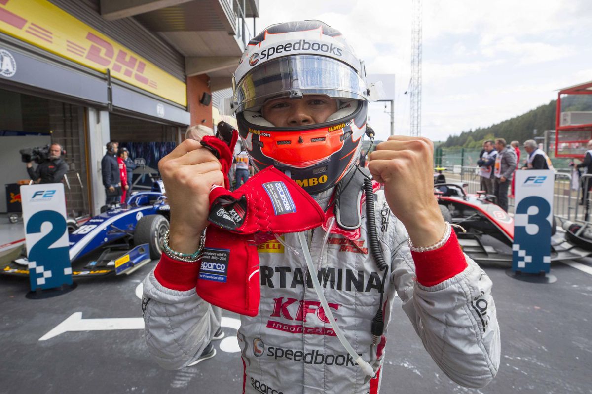 Slechte pitstop kost Nyck de Vries zege in Baku, hoofdrace F2 bomvol crashes