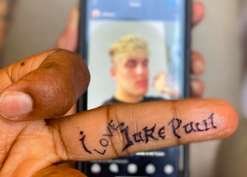 📸 | Tyron Woodley houdt woord: vechter zet tattoo van Jake Paul na verloren gevecht