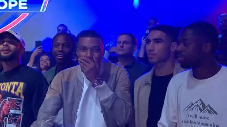 🎥​ | Kylian Mbappé en Achraf Hakimi zien MMA-gevecht in 9 seconden eindigen met een KO