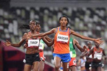 Sifan Hassan staat in de finale van de 5000 meter, maar is niet helemaal blij: 'Ben enorm aan het zweten'