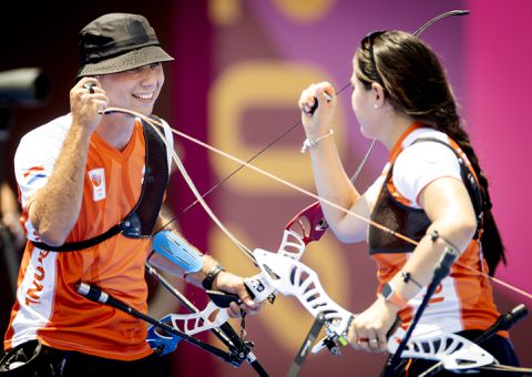 Nederlands handboogteam staat na thriller in halve finale op Olympische Spelen