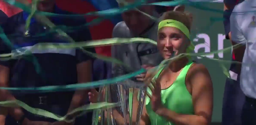 Vesnina schrikt zich kapot van confetti-kanon bij uitreiking Indian Wells-titel (video)