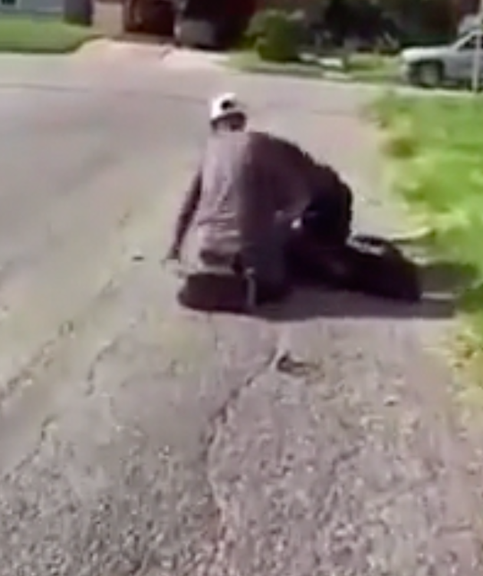 🎥 | MMA-vechter Mark Anthony Gonzales helpt politieagent bij lastige arrestatie