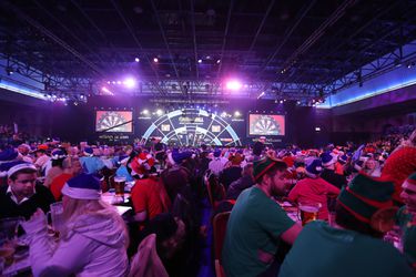 180 seconden WK darts: 'Het stinkt hier verschrikkelijk' (video)