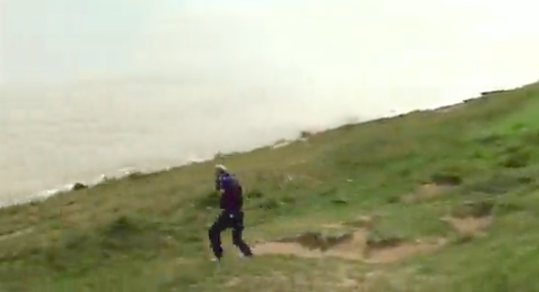 🎥 | Jordan Spieth slaat waanzinnige bal op Ryder Cup en valt bijna van heuvel: 'Wauw!'