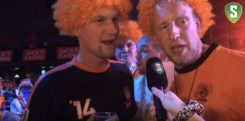 🎥 | Voor wie is het dartspubliek in Amsterdam tijdens deze Nederlandse finale?