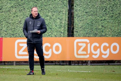 Dennis Bergkamp ziet de situatie bij Ajax met lede ogen aan: 'Wat is er aan de gang hier?'