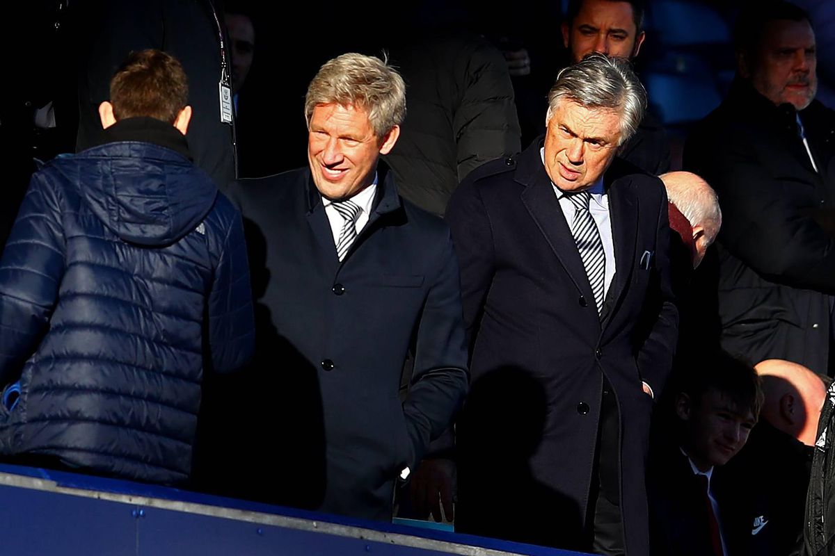 Brands houdt spelers en Ancelotti weg bij groepje woedende Everton-fans